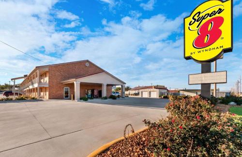 Pleasanton Hotel | Super 8 by Wyndham Pleasanton