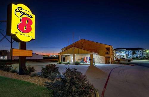 Pleasanton Hotel | Super 8 by Wyndham Pleasanton