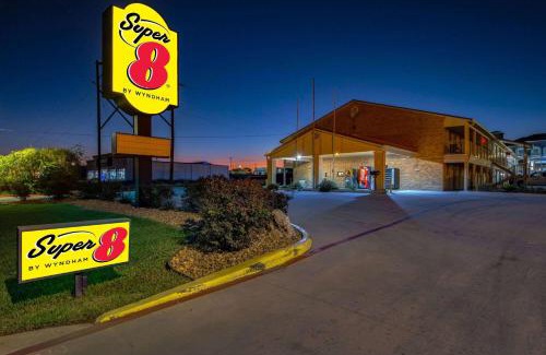Pleasanton Hotel | Super 8 by Wyndham Pleasanton