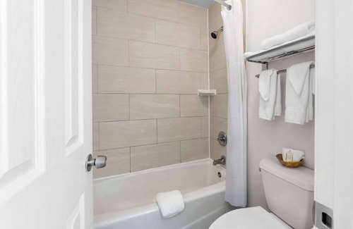 Pleasanton Hotel | Super 8 by Wyndham Pleasanton