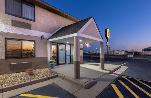 Pratt Hotel | Super 8 by Wyndham Pratt