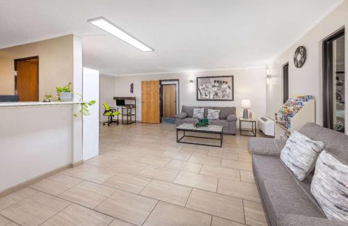 Pratt Hotel | Super 8 by Wyndham Pratt