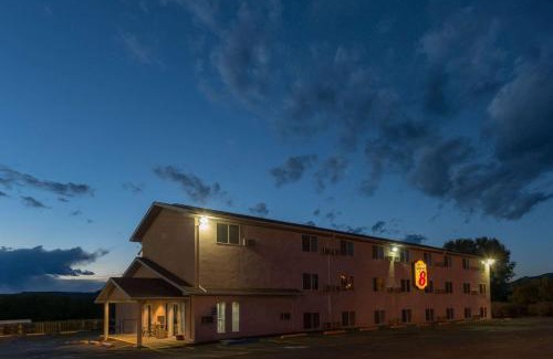 Raton Hotel | Super 8 by Wyndham Raton