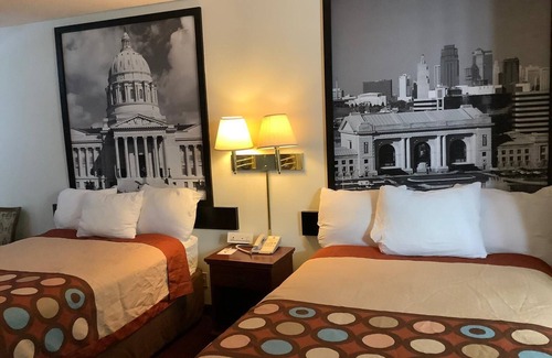 Riverside Hotel | Super 8 by Wyndham Riverside/Kansas City