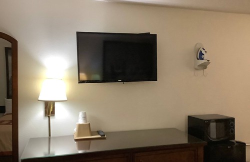 Riverside Hotel | Super 8 by Wyndham Riverside/Kansas City