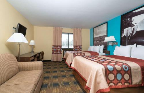 Rochester Hotel | Super 8 by Wyndham Rochester Mayo Clinic Area