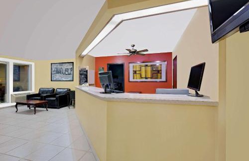 Rock Port Hotel | Super 8 by Wyndham Rock Port MO