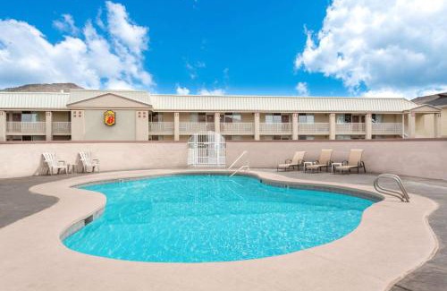 Salina Hotel | Super 8 by Wyndham Salina/Scenic Hills Area