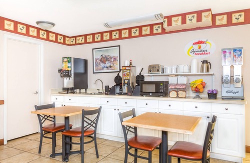Salina Hotel | Super 8 by Wyndham Salina/Scenic Hills Area