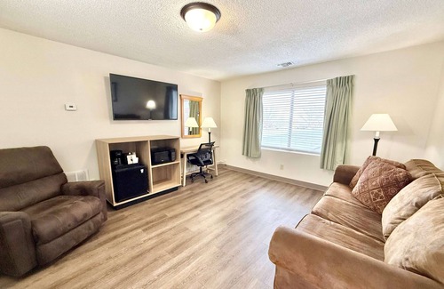 Salina Hotel | Super 8 by Wyndham Salina/Scenic Hills Area