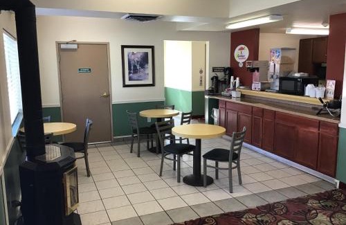 Salmon Hotel | Super 8 by Wyndham Salmon