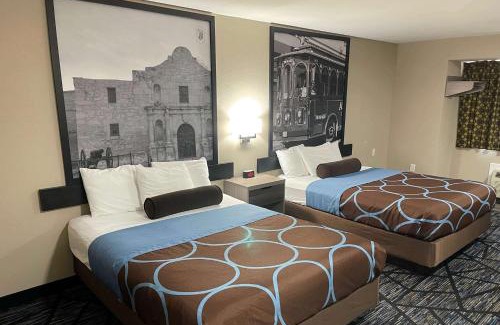 San Antonio Hotel | Super 8 by Wyndham San Antonio Downtown NE