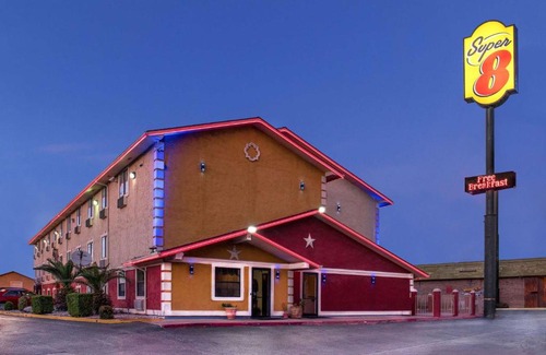 North San Antonio - SAT Hotel | Super 8 by Wyndham San Antonio/I-35 North