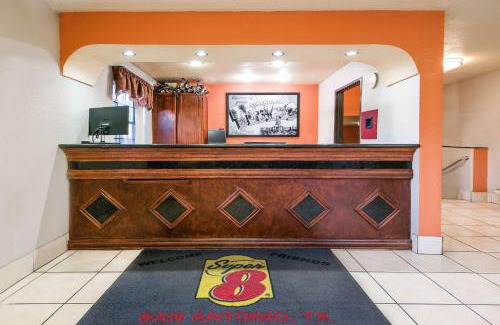 North San Antonio - SAT Hotel | Super 8 by Wyndham San Antonio/I-35 North