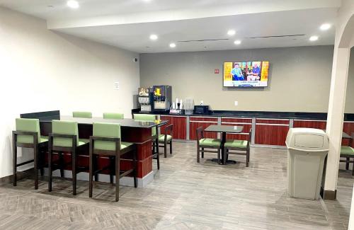 San Antonio Hotel | Super 8 by Wyndham San Antonio/Alamodome Area
