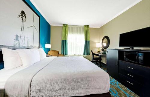 San Antonio Hotel | Super 8 by Wyndham San Antonio/Alamodome Area