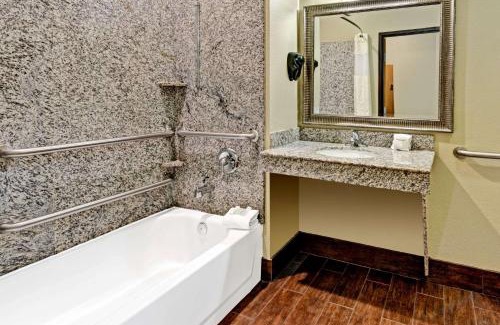 San Antonio Hotel | Super 8 by Wyndham San Antonio/Alamodome Area