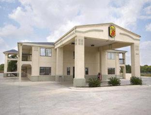 Pecan Valley Hotel | Super 8 by Wyndham San Antonio/Riverwalk Area