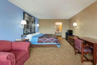 Pecan Valley Hotel | Super 8 by Wyndham San Antonio/Riverwalk Area