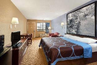 Pecan Valley Hotel | Super 8 by Wyndham San Antonio/Riverwalk Area