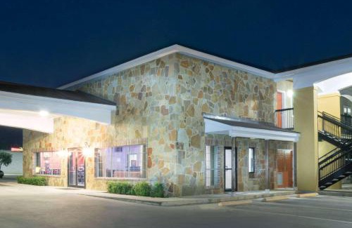 North San Antonio - SAT Hotel | Super 8 by Wyndham San Antonio Near Fort Sam Houston