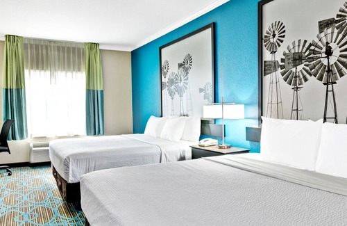 San Antonio Hotel | Super 8 by Wyndham San Antonio/Alamodome Area