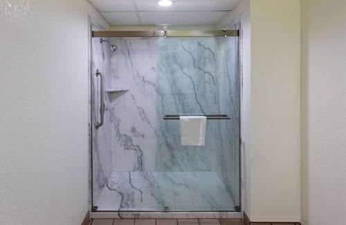 Seguin Hotel | Super 8 by Wyndham Seguin