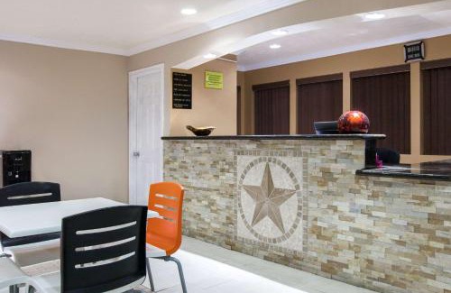 Sherman Hotel | Super 8 by Wyndham Sherman
