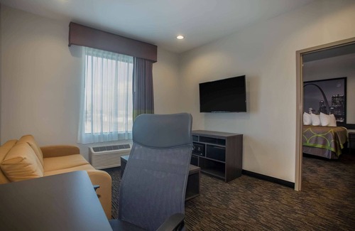St. Louis Hotel | Super 8 by Wyndham St. Louis North