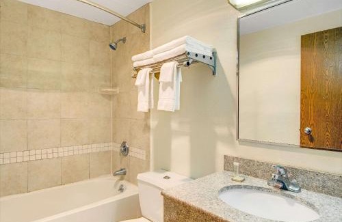 Stamford Hotel | Super 8 by Wyndham Stamford/New York City Area