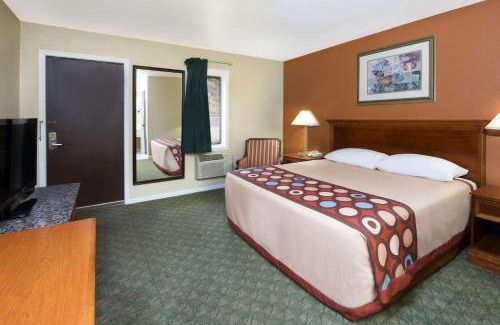 Taylorville Hotel | Super 8 by Wyndham Taylorville IL