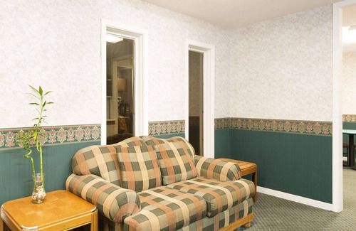 Taylorville Hotel | Super 8 by Wyndham Taylorville IL