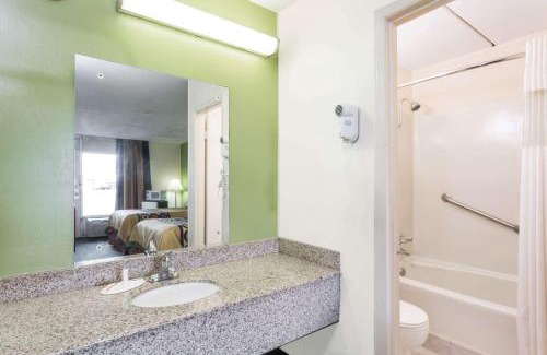 Tifton Hotel | Super 8 by Wyndham Tifton
