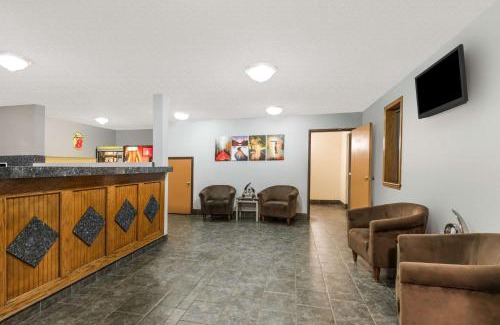 Topeka Hotel | Super 8 by Wyndham Topeka/Wanamaker RD/I-70