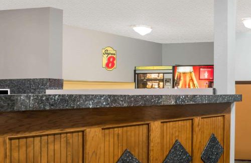Topeka Hotel | Super 8 by Wyndham Topeka/Wanamaker RD/I-70