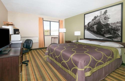 Topeka Hotel | Super 8 by Wyndham Topeka/Wanamaker RD/I-70