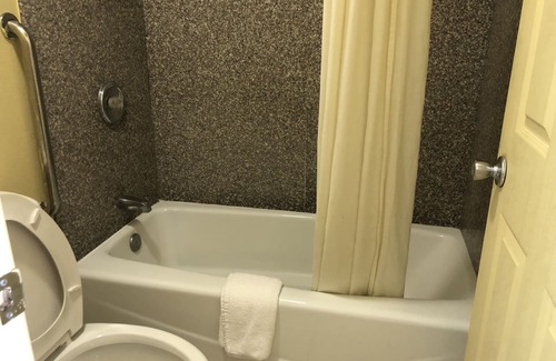Tulsa Hotel | Super 8 by Wyndham Tulsa