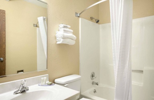 Fairview Heights Hotel | Super 8 by Wyndham Fairview Heights-St. Louis