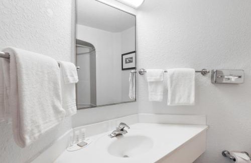 Sault Ste. Marie Hotel | Super 8 by Wyndham Sault Ste. Marie