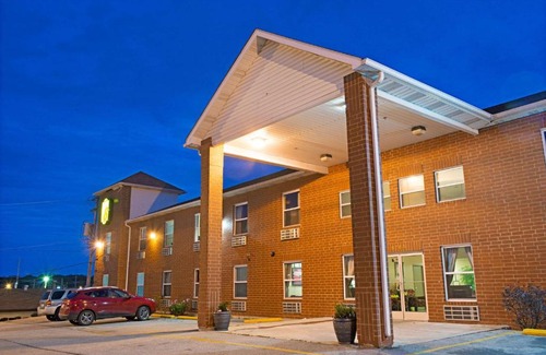 Breckenridge Hills Hotel | Super 8 by Wyndham St. Louis Airport
