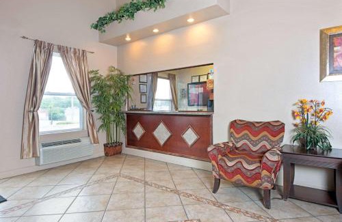 Breckenridge Hills Hotel | Super 8 by Wyndham St. Louis Airport