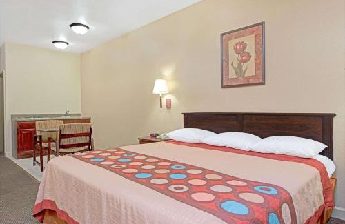 Breckenridge Hills Hotel | Super 8 by Wyndham St. Louis Airport