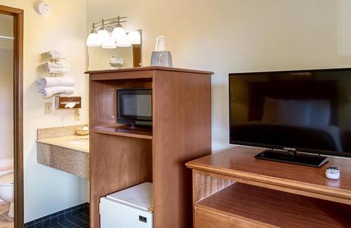 Vancouver Hotel | Super 8 by Wyndham Vancouver East