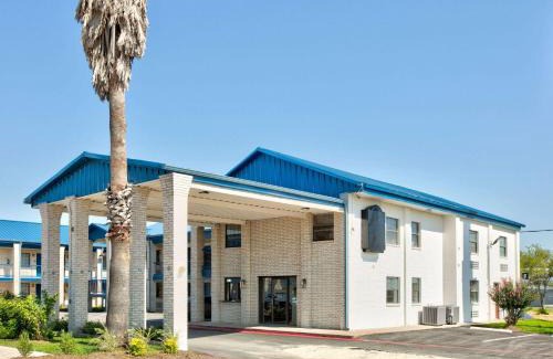 Victoria Hotel | Super 8 by Wyndham Victoria - South - Hwy 59