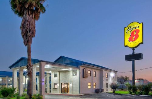 Victoria Hotel | Super 8 by Wyndham Victoria - South - Hwy 59