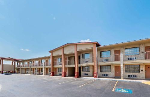 Woodway Hotel | Super 8 by Wyndham Waco/Mall area TX