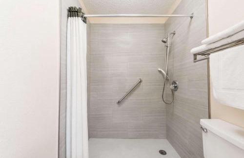 Woodway Hotel | Super 8 by Wyndham Waco/Mall area TX