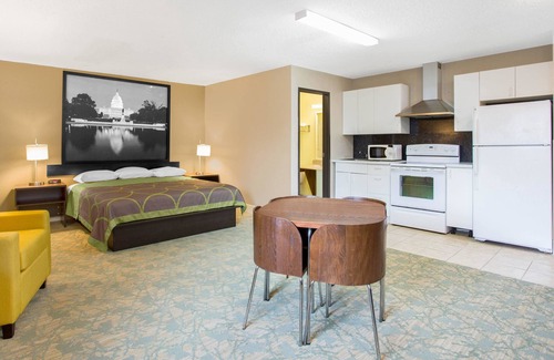 Waldorf Hotel | Super 8 by Wyndham Waldorf