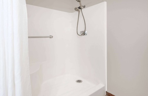 Warrensburg Hotel | Super 8 by Wyndham Warrensburg