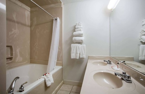 Washington Hotel | Super 8 by Wyndham Washington